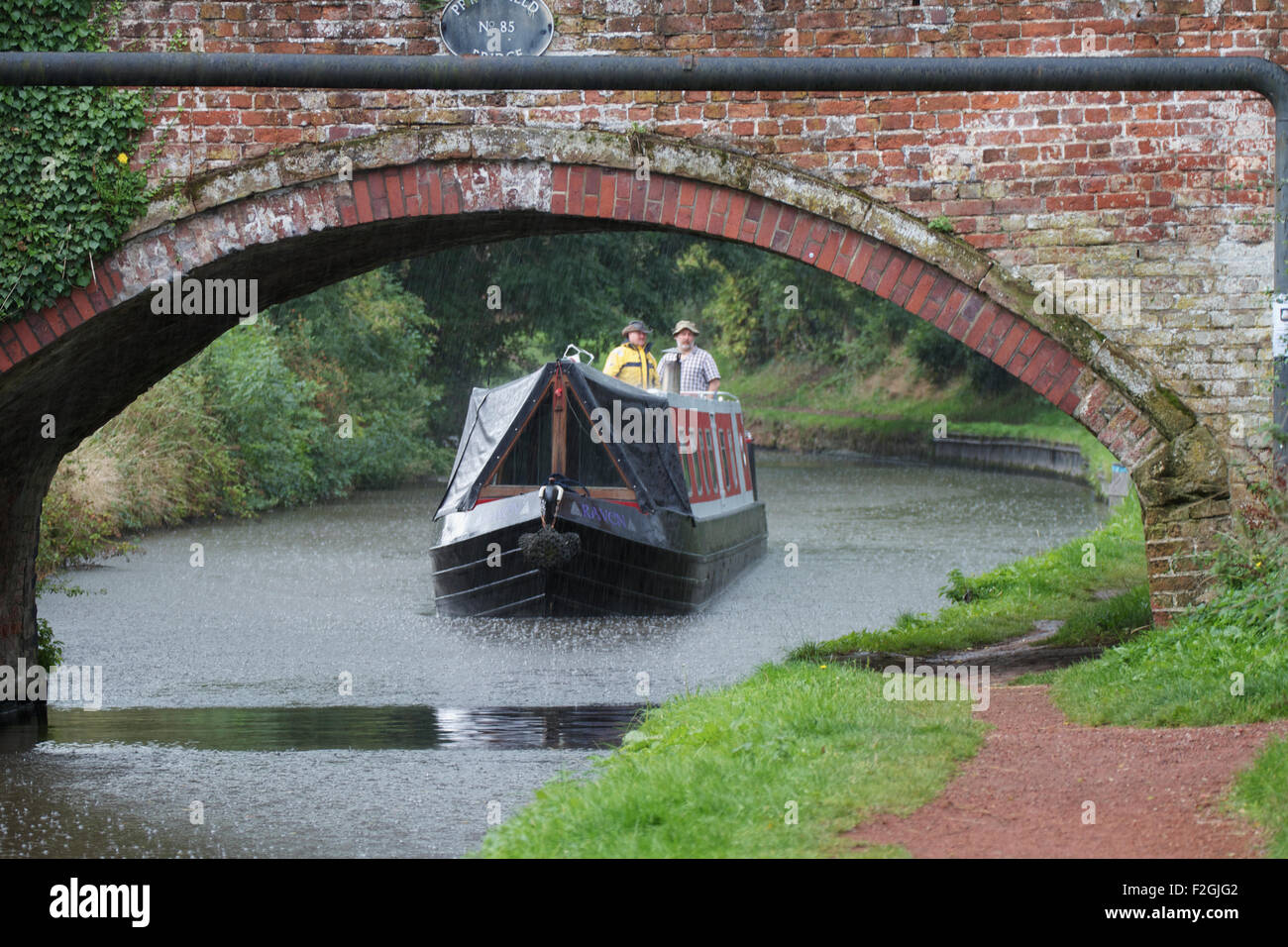 Schiff unter der Brücke in der Nähe von Penkridge gehen. Staffordshire und Worceshire Kanal, UK Stockfoto