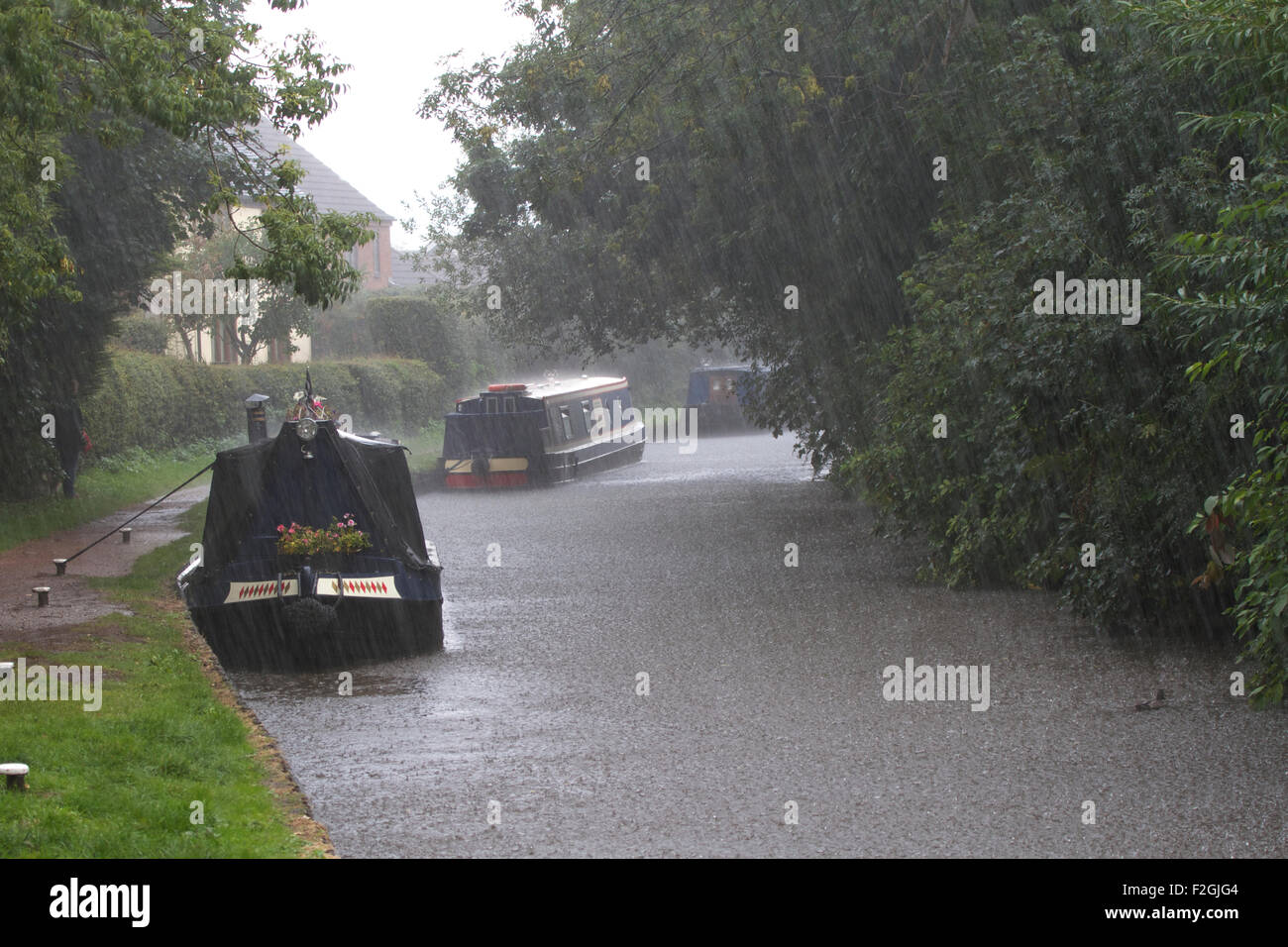 Boote auf dem Staffordshire und Worcestershire Canal an Hatherton, bei starkem Regen. Großbritannien Stockfoto