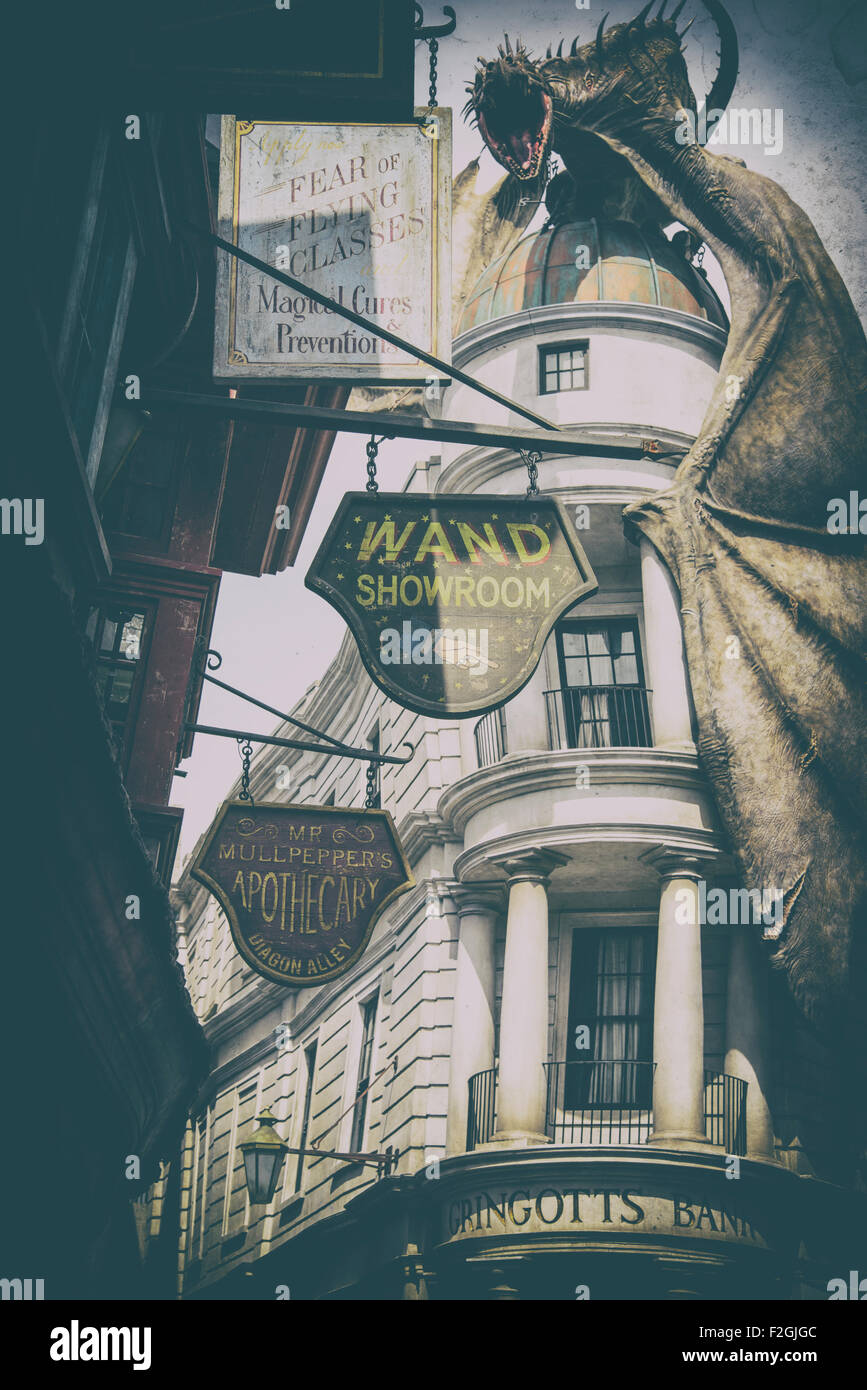 Universal Studios Orlando Florida harry potter Gringotts Bank Zauberstab Showroom Shop Zeichen Drache Stockfoto