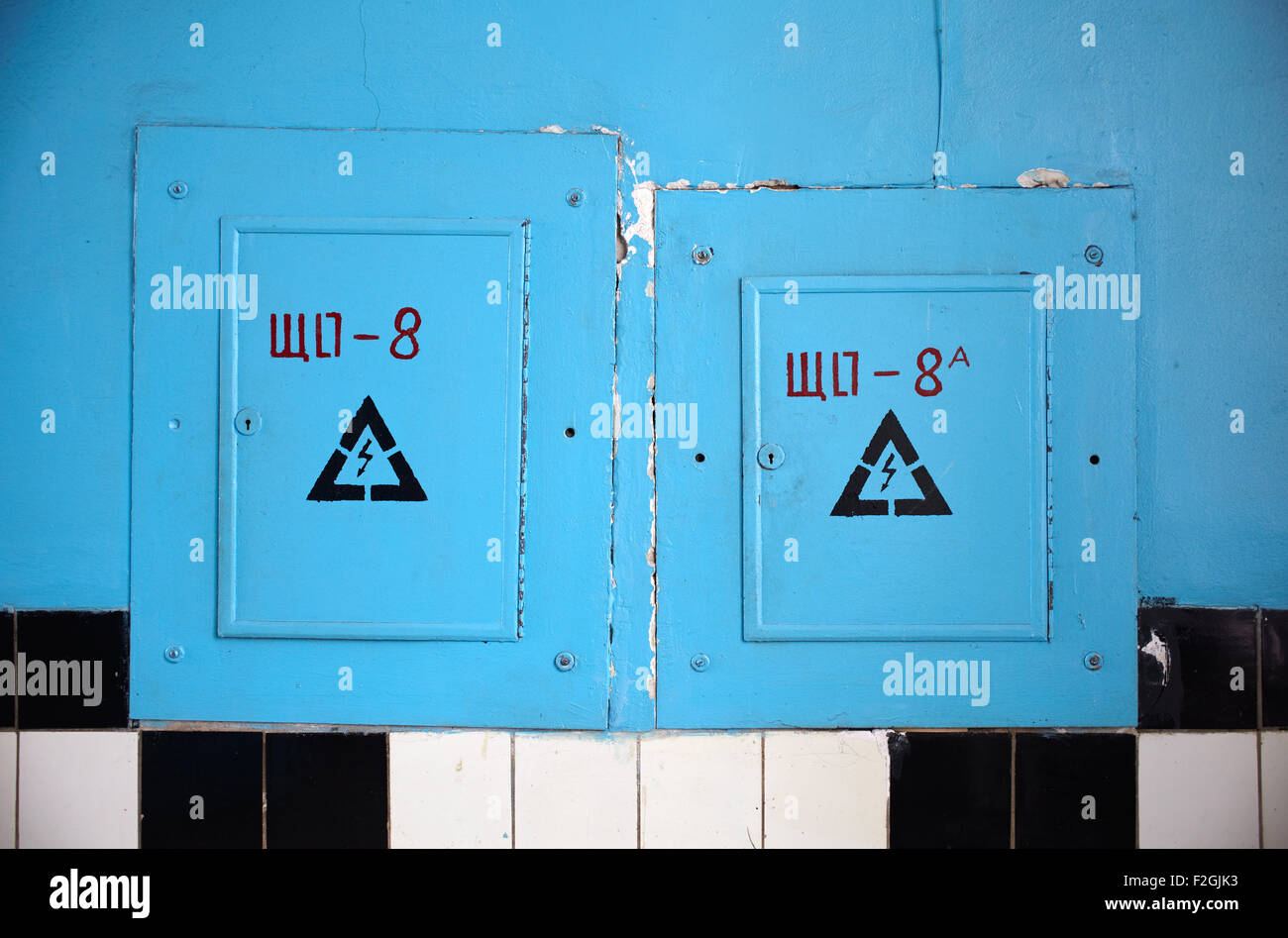 Blaues Zimmer mit schwarzen und weißen Fliesen Stockfoto