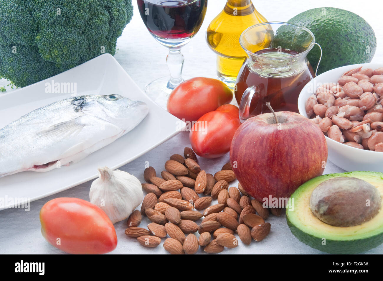 10 Lebensmittel, Cholesterin zu senken: Tee, Avocado, Obst, Gemüse, Nüssen, Mandeln, Fisch, Wein Stockfoto