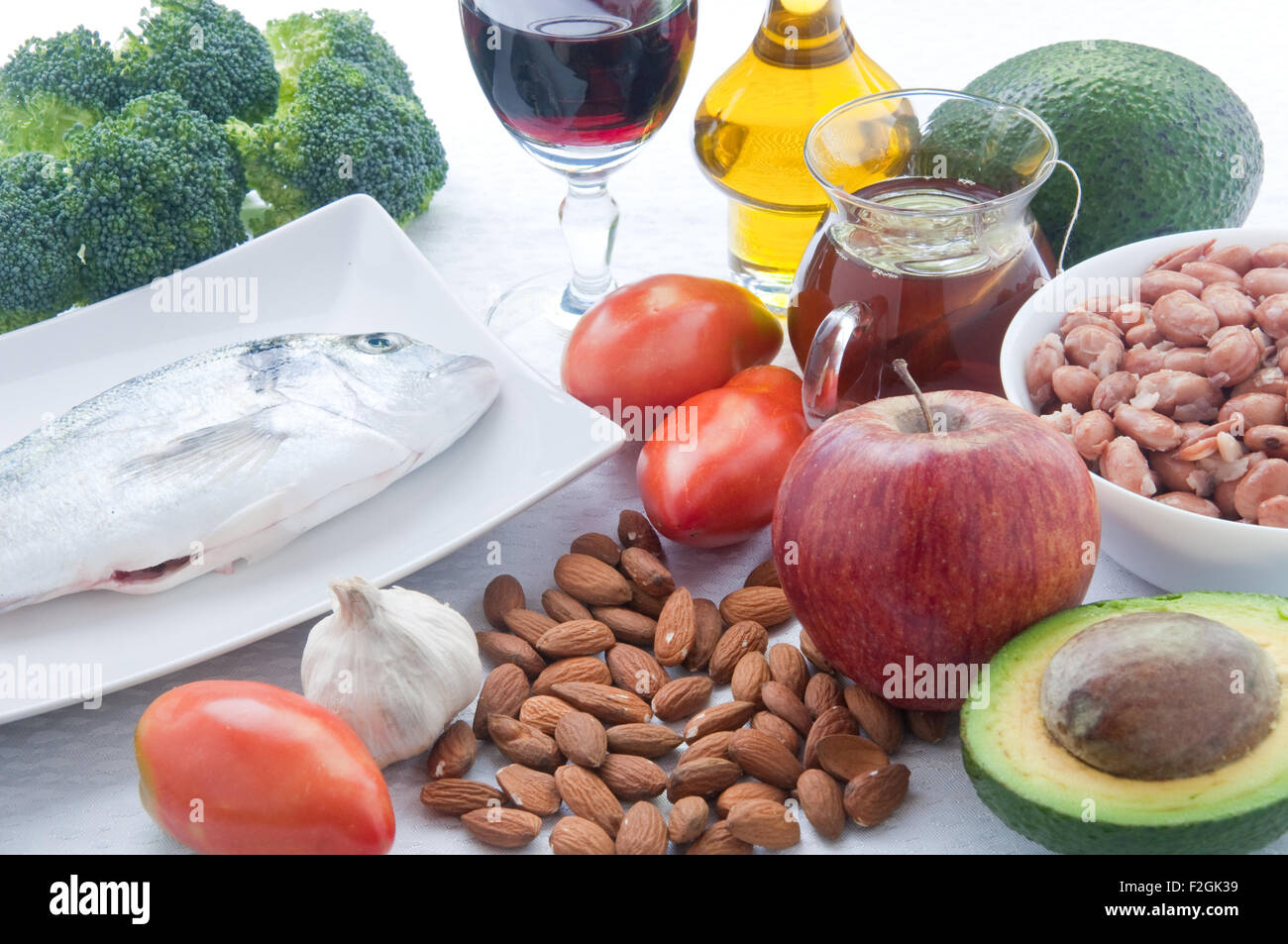 10 Lebensmittel, Cholesterin zu senken: Tee, Avocado, Obst, Gemüse, Nüssen,  Mandeln, Fisch, Wein Stockfotografie - Alamy