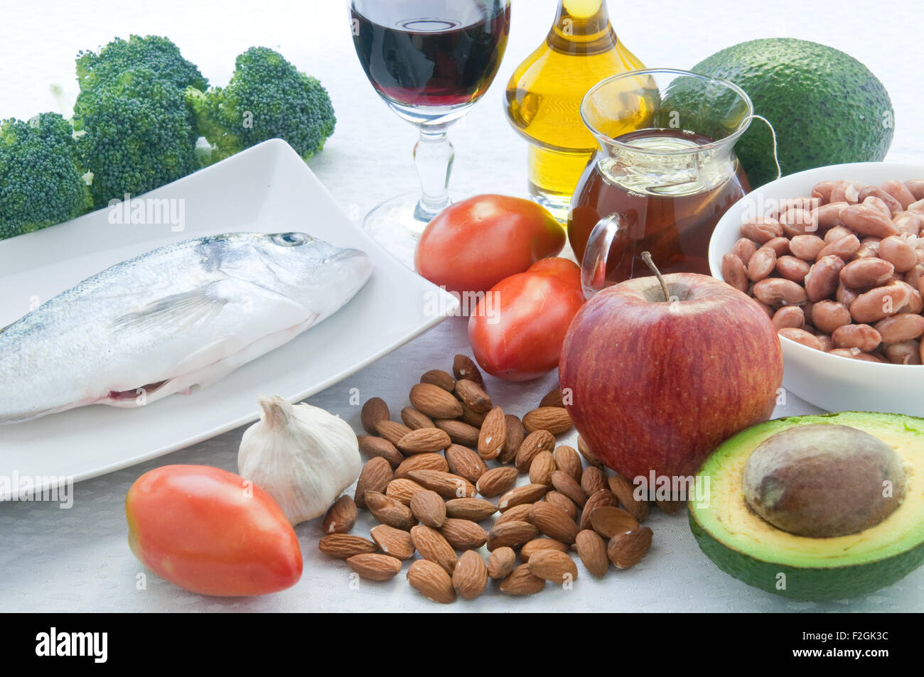 10 Lebensmittel, Cholesterin zu senken: Tee, Avocado, Obst, Gemüse, Nüssen, Mandeln, Fisch, Wein Stockfoto