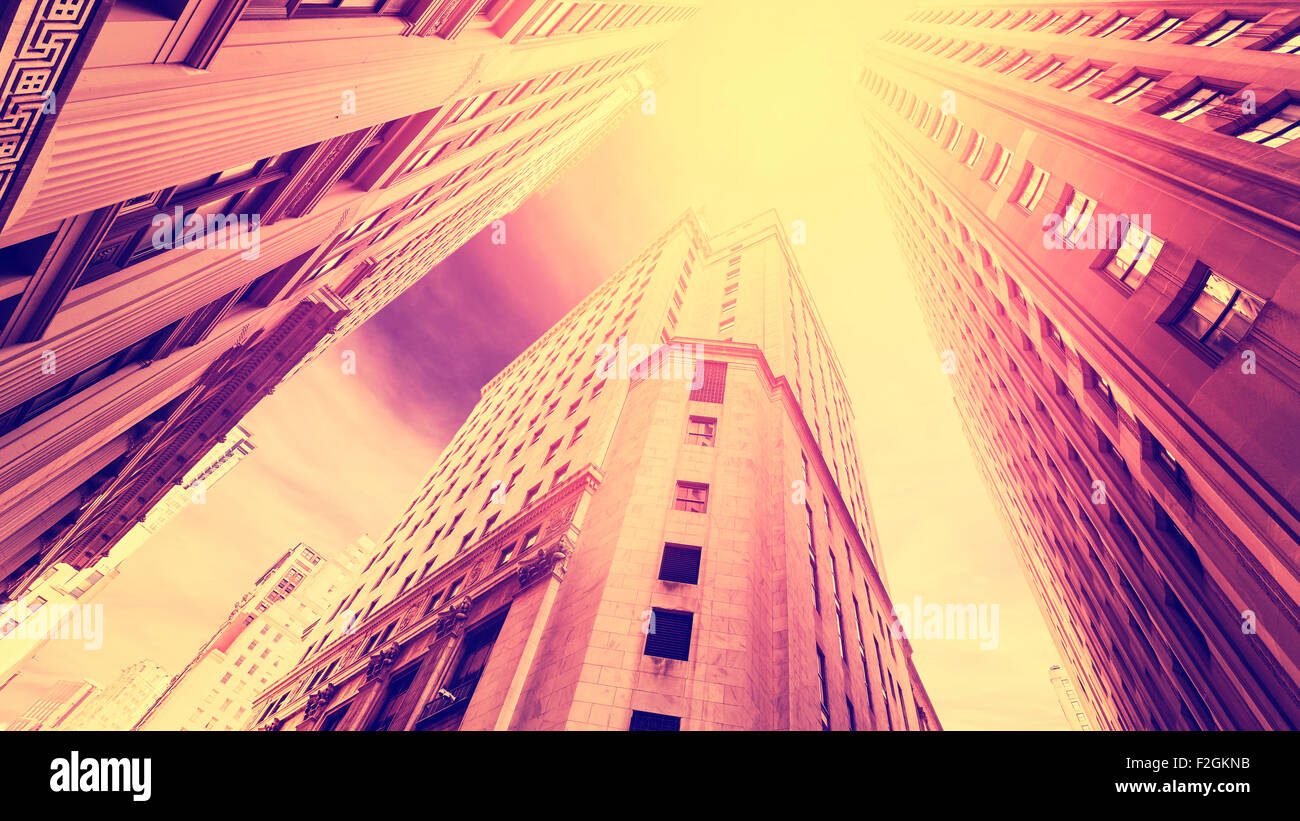 Vintage gefilterte Foto Wolkenkratzer in Manhattan bei Sonnenuntergang, New York City, USA. Stockfoto