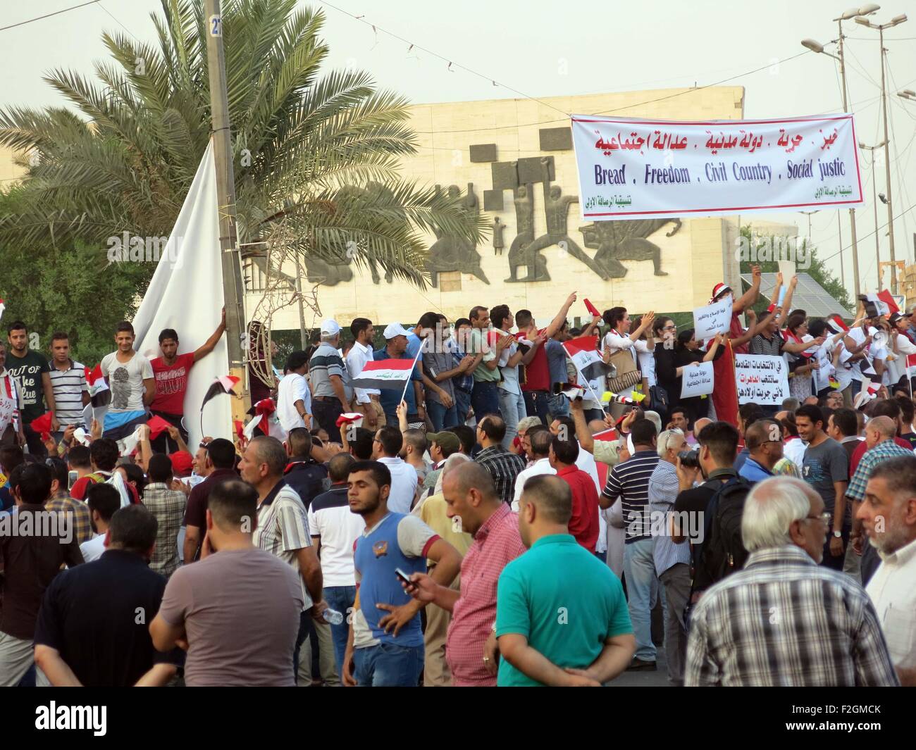 Bagdad, Irak. 18. Sep, 2015. Tausende von wütenden Iraker nehmen Teil an einer Demonstration gegen Korruption und schlechte Leistungen in Bezug auf Stromausfälle und Wasserknappheit auf dem Tahrir-Platz im Zentrum Bagdad, Irak, 18. September 2015. © Khalil Dawood/Xinhua/Alamy Live-Nachrichten Stockfoto