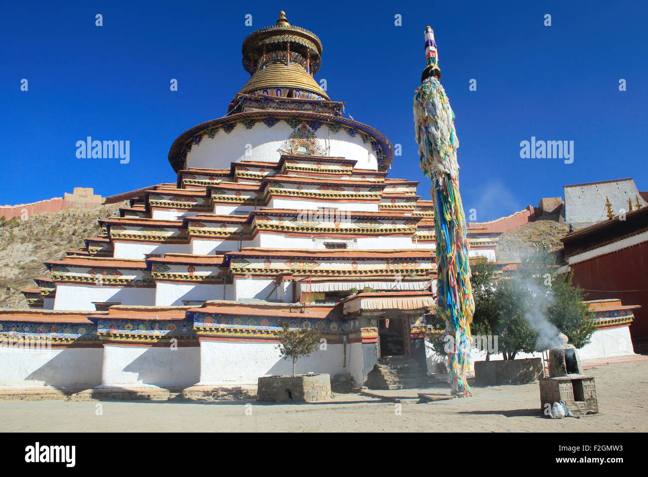 Innen gegründet 1418 AD Pelkhor Chode Kloster-buddhistischer Fahnenmast mit Blick auf die Kumbum oder Tashigomang Pagode-Shigatse-Tibet. Stockfoto