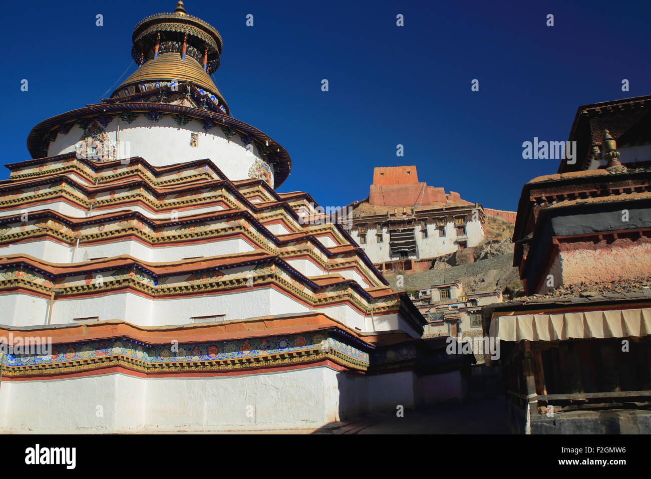 Im Inneren der Pelkhor Chode-Kloster. Der Kumbum oder Tashigomang Pagode von 9 Stufen-76-Schreine neben dem Tsuklakhang Tempel. Tibet. Stockfoto