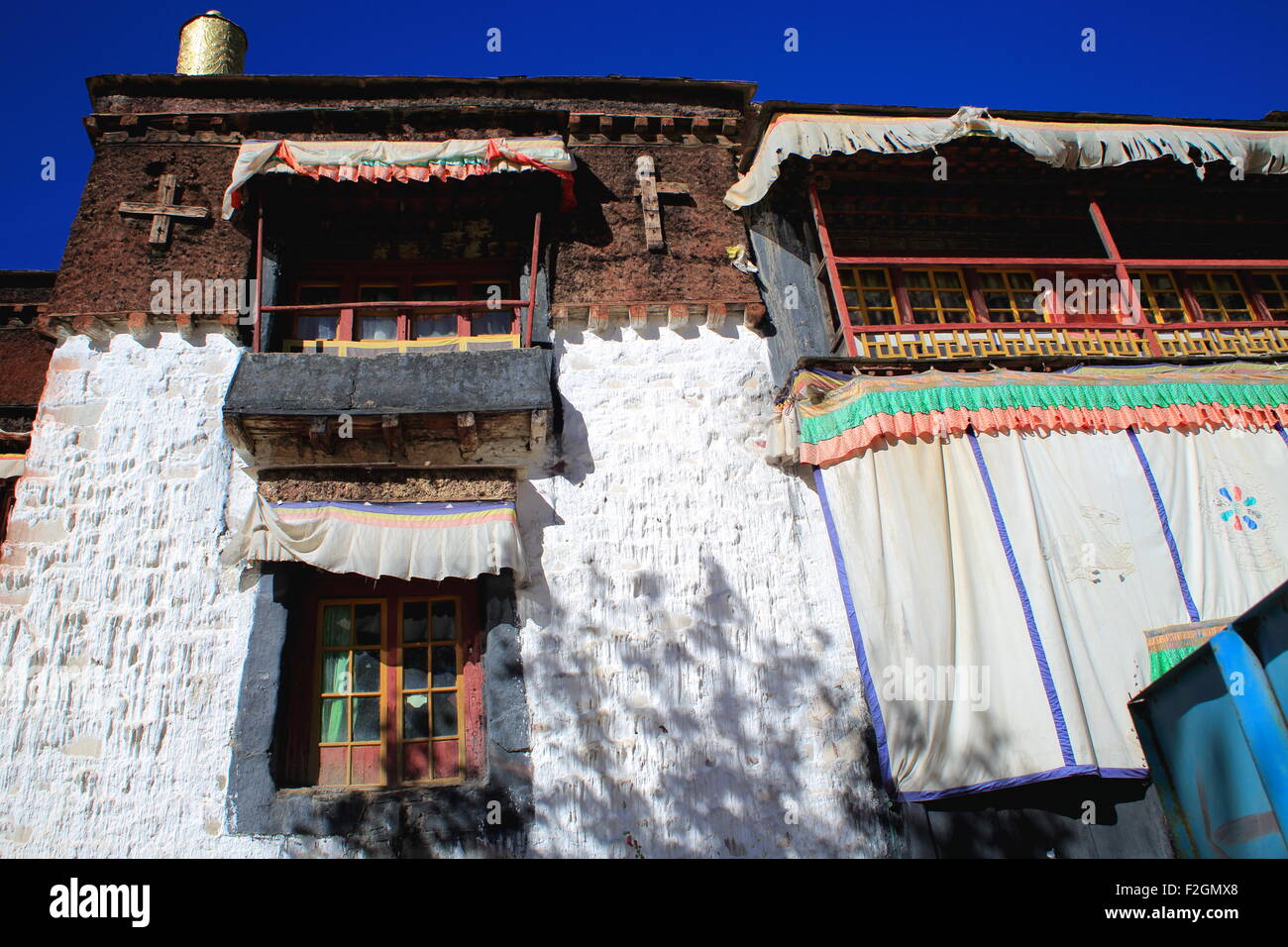 Innen gegründet 1418 AD Pelkhor Chode Kloster weiß getüncht und rötliche gestrichene Wände des Tsuklakhang-Tempels. Gyantse-Tibet. Stockfoto