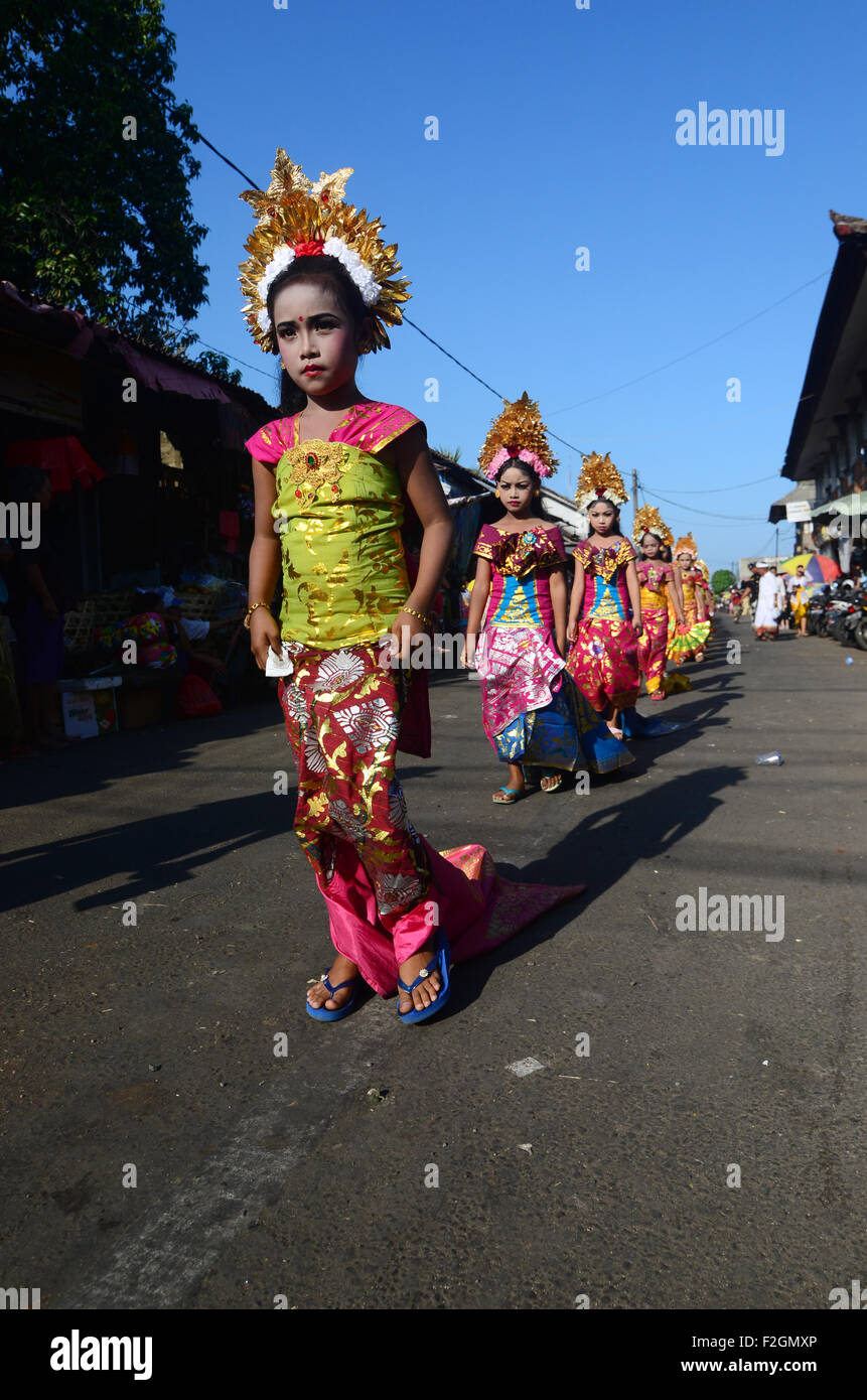 lokale Leute folgen Baliness Zeremoniell, zu Fuß auf der Straße, Pura, vor Sukawati Kunst Markt, Bali Stockfoto