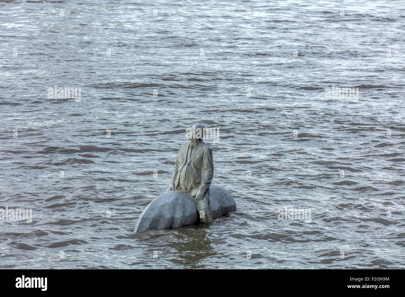 Mann auf einem weißen Pferd in der Themse steigendem Wasser bei Flut. Teil der Skulptur The Rising Tide bei Vauxhall Stockfoto