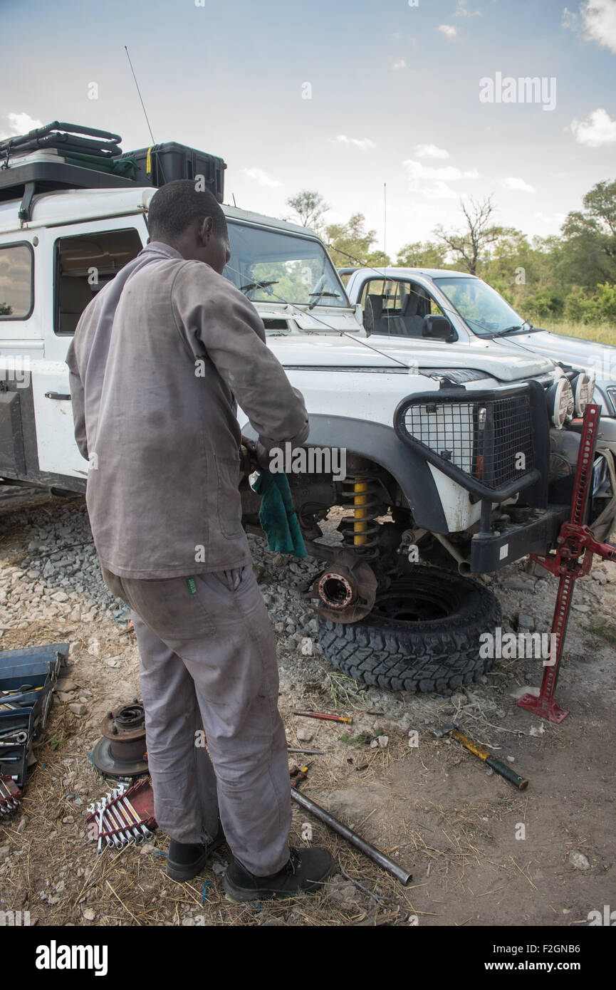 Auto-Mechaniker arbeiten auf aufgeschlüsselt Land Rover in Botswana, Afrika Stockfoto