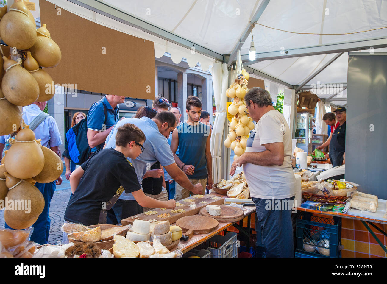 Italien-Piemont-BH 18. September 2015 das fair "Cheese" Caciocavallo Podolico del Gargano langsam essen Präsidium Stockfoto