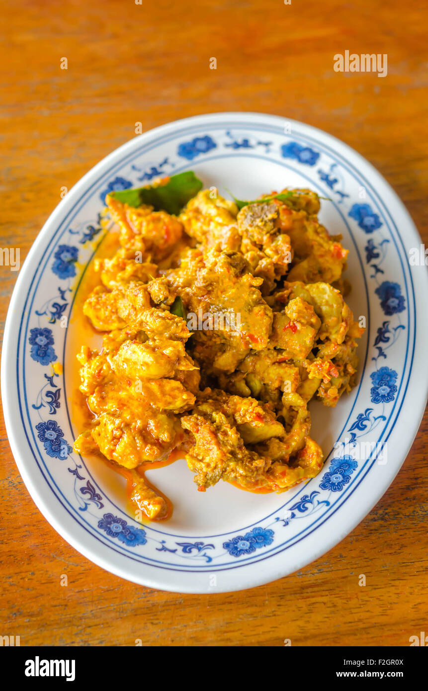 Rühren Sie gebratenes Huhn und Curry paste, scharfes Essen Stockfoto