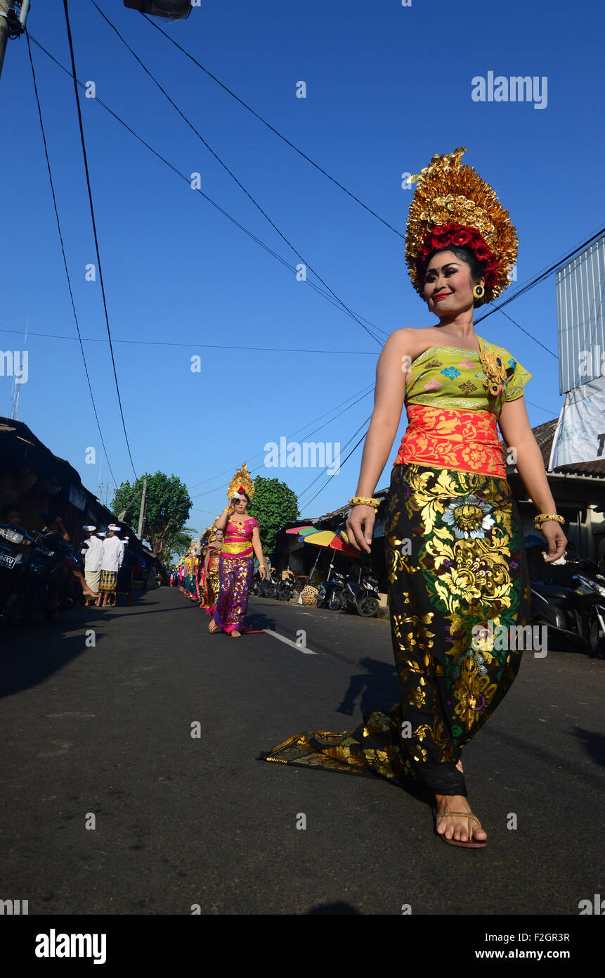lokale Leute folgen Baliness Zeremoniell, zu Fuß auf der Straße, Pura, vor Sukawati Kunst Markt, Bali Stockfoto