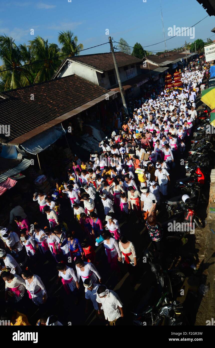 lokale Leute folgen Baliness Zeremoniell, zu Fuß auf der Straße, Pura, vor Sukawati Kunst Markt, Bali Stockfoto