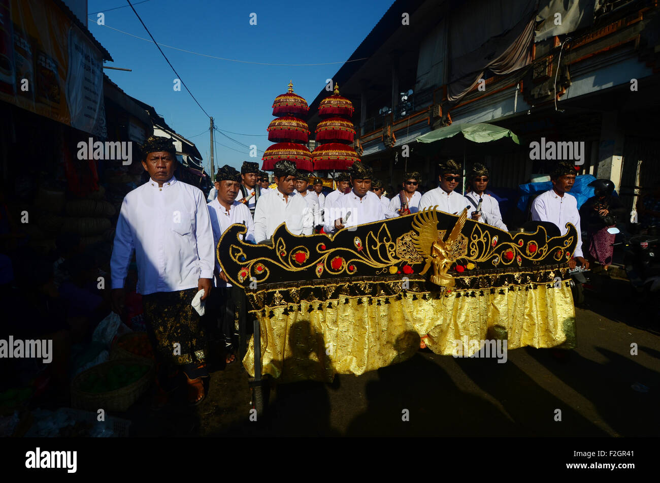 lokale Leute folgen Baliness Zeremoniell, zu Fuß auf der Straße, Pura, vor Sukawati Kunst Markt, Bali Stockfoto