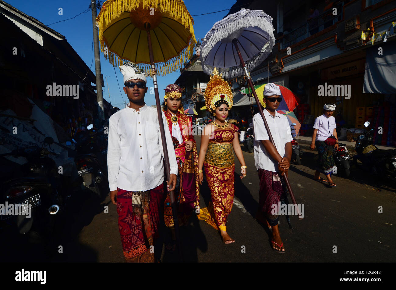 Einheimische folgen der Baliness Hindu Zeremonie, gehen auf der Straße nach Pura, vor dem Sukawati Kunstmarkt, Bali Stockfoto