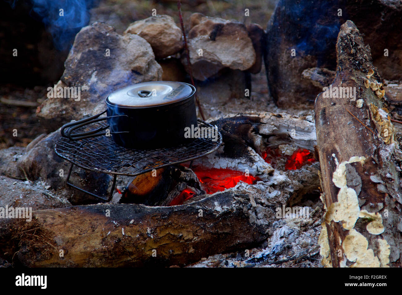 Hinterland-Lagerfeuer kochen. Stockfoto