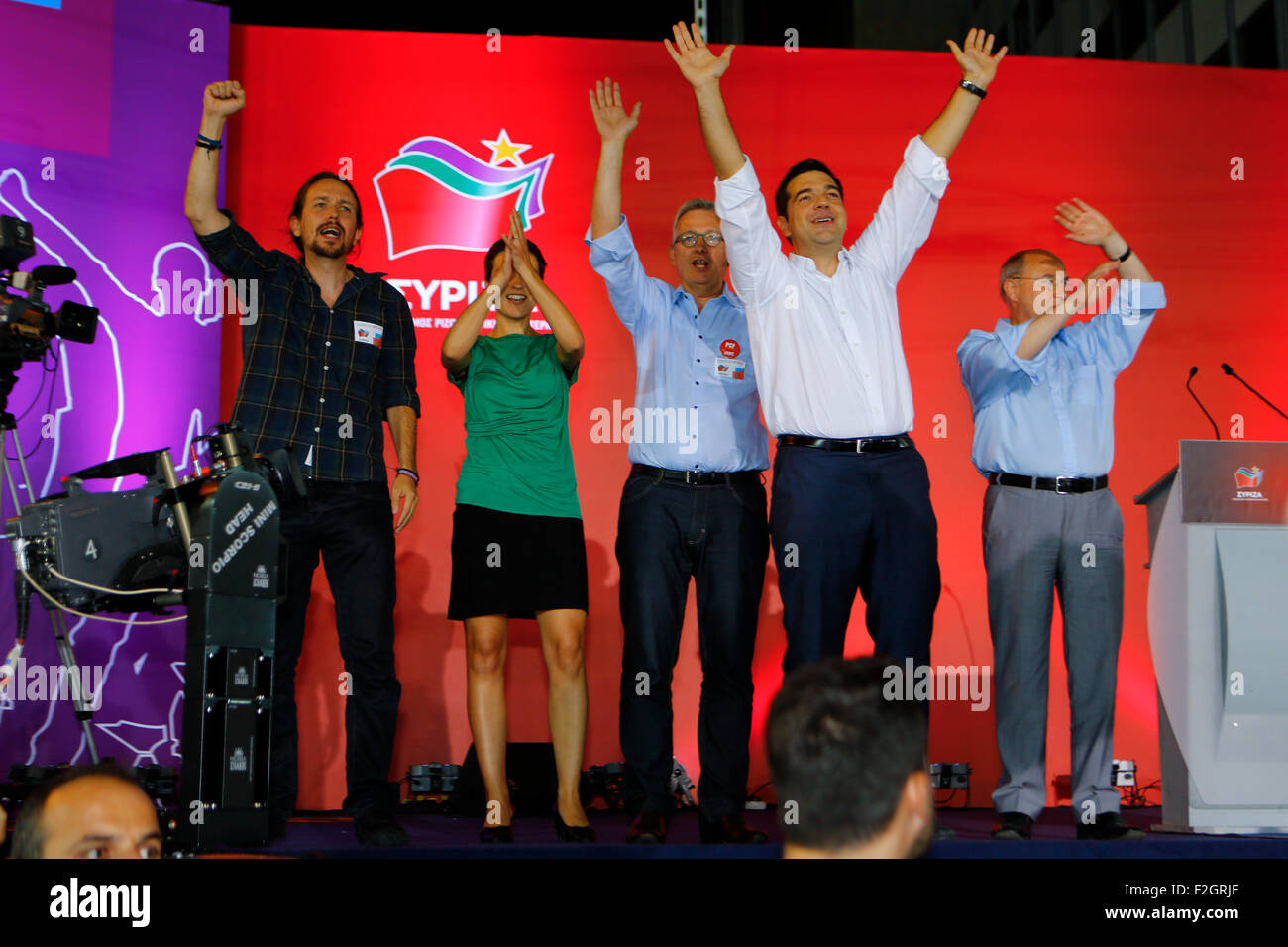 Athen, Griechenland. 18. Sep, 2015. Von links nach rechts: Pablo Iglesias Turrión, Ska Keller, Pierre Laurent, Alexis Tsipras und Gregor Gysi Welle auf das Publikum von der Bühne an der Wahlveranstaltung in Athen wo SYRIZA Führer Alexis Tsipras, war der Hauptredner bei der endgültigen SYRIZA Wahlveranstaltung am Athens Syntagma-Platz, zwei Tage vor den griechischen Parlamentswahlen 2015. Die Parteikämpfen mit Néa Dimokratía für den ersten Platz in den Umfragen vor der Wahl. © Michael Debets/Pacific Press/Alamy Live-Nachrichten Stockfoto