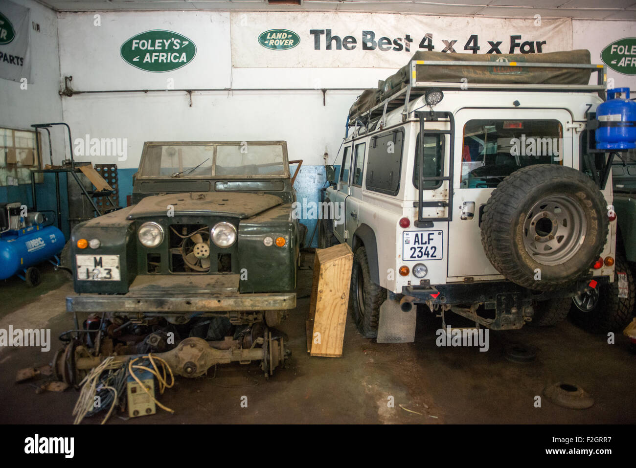 Land Rover geparkt in einem Mechaniker-Shop warten in Afrika gearbeitet werden Stockfoto