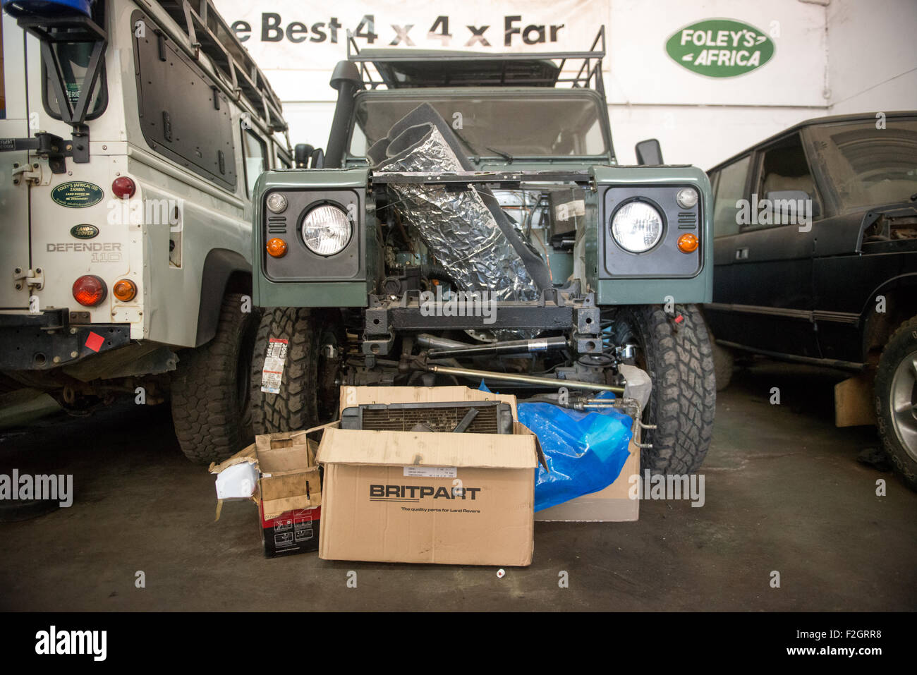 Land Rover geparkt in einem Mechaniker-Shop warten in Afrika gearbeitet werden Stockfoto