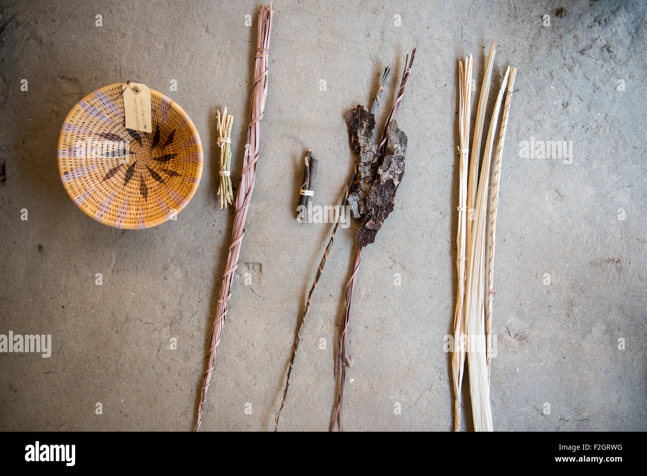 Handgewebte Schüssel und Zubehör zu machen, in Sexaxa Dorf in Afrika Stockfoto