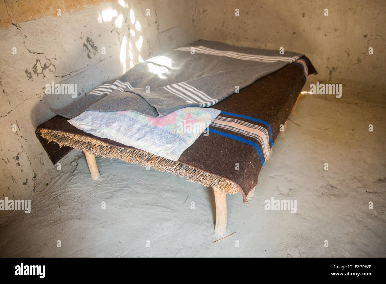 Rustikales Bett in Sexaxa Dorf in Botswana, Afrika Stockfoto