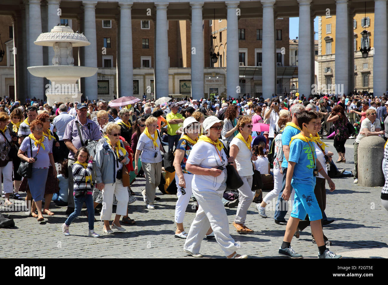 Massen von Menschen versammelten sich in St. Peters-Platz in Rom an einem Sonntagmorgen, Papst Francis zu hören. Stockfoto