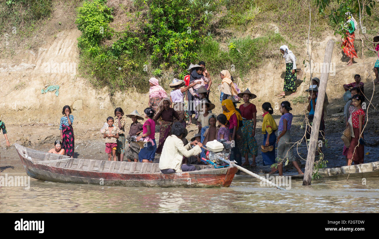 Menschen mit vielfältigen ethnischer Herkunft bereit, eine Fähre über den Lay-Myo-Fluss im westlichen Rakhine-Staat transportiert werden Stockfoto