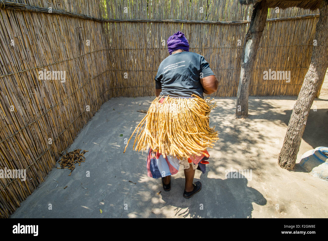 Sexaxa Dorf Frau im traditionellen Rock tragen eine Axt in Botswana Stockfoto