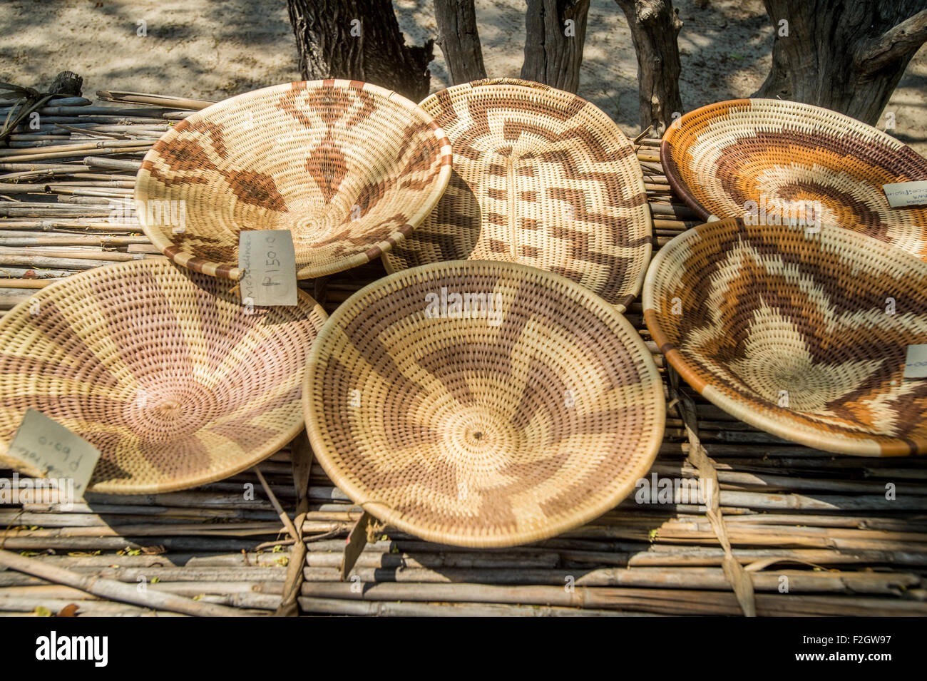 Sexaxa Dorf traditionelle afrikanische Wicker Schalen zum Verkauf in Botswana, Afrika Stockfoto