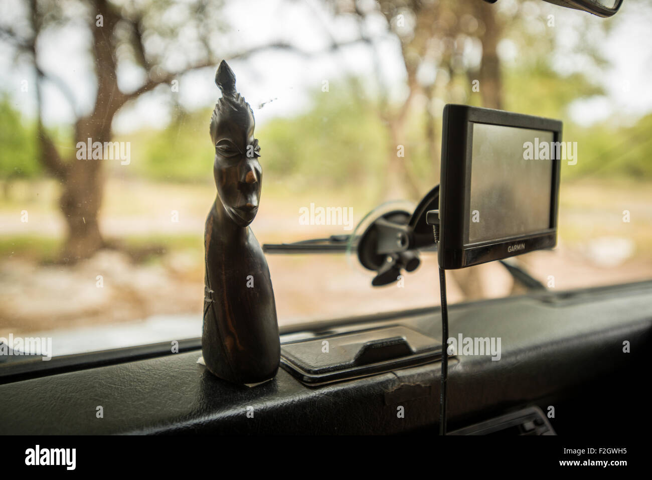 Armaturenbrett von Land Rover mit GPS in Botswana, Afrika Stockfoto