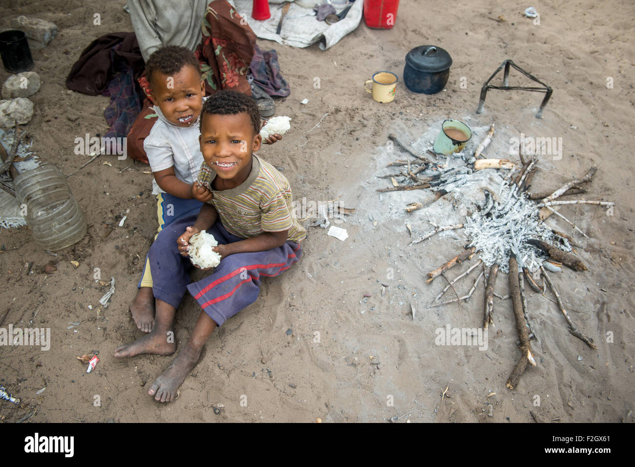 Zwei Kinder Essen in ihrem Dorf in Botswana, Afrika Stockfoto