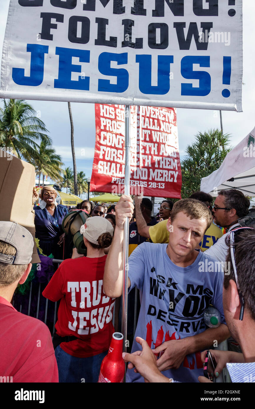 Miami Beach, Florida, Lummus Park, evangelikale Christin, religiöse Straßenpredigerin, Predigerin, Predigerin, Erwachsene Erwachsene, Frauen, weibliche Dame, Bullhorn, Megaphon, ampl Stockfoto