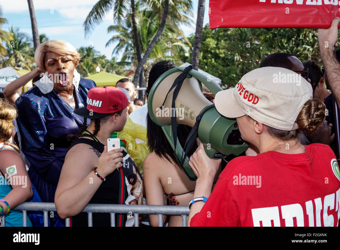 Miami Beach, Florida, Lummus Park, evangelikale Christin, religiöse Straßenpredigerin, Predigerin, Predigerin, Erwachsene Erwachsene, Frauen, weibliche Dame, Bullhorn, Megaphon, ampl Stockfoto