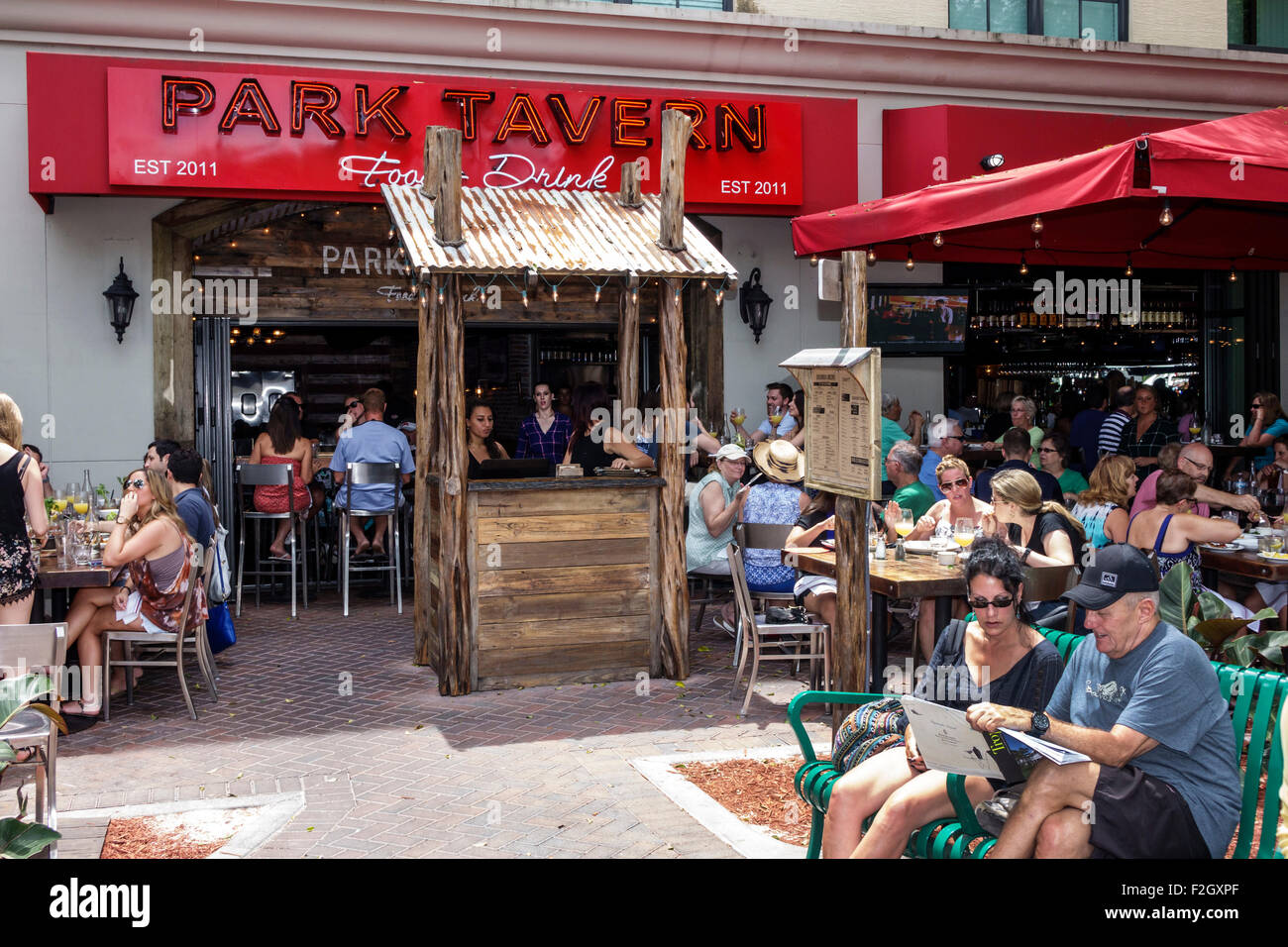 Delray Beach Florida, East Atlantic Avenue, Park Tavern, Restaurant Restaurants Essen Essen Essen Café Cafés, Außenterrasse Außentische, Außenterrasse, Tische, Stockfoto