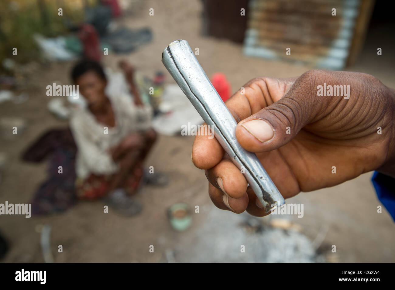 San Leute oder Buschmänner mit Pfeife in Botswana, Afrika Stockfoto