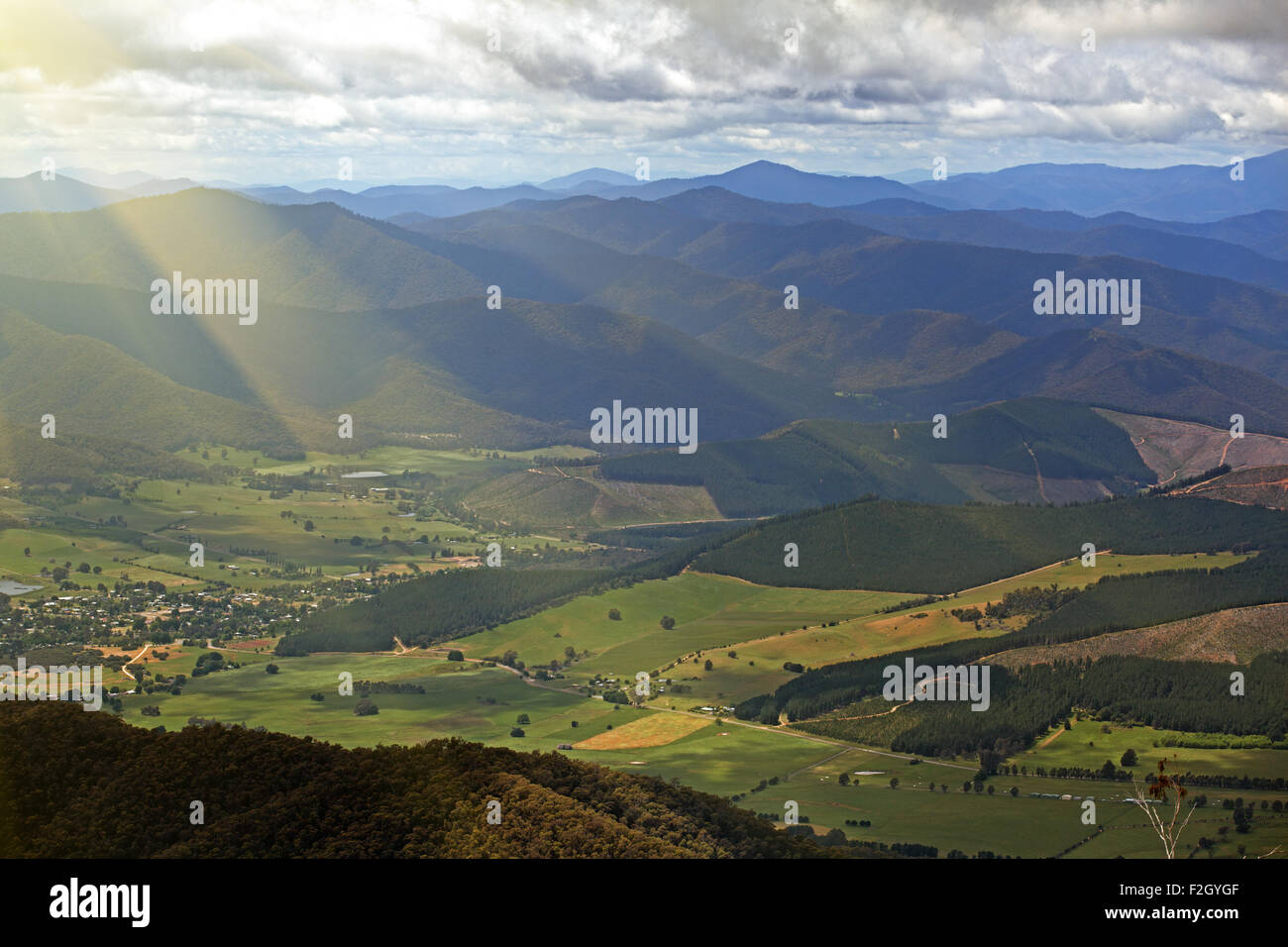 Landschaft und Alpen-Blick vom Mount Buffalo National Park - The Gorge Lookout Stockfoto
