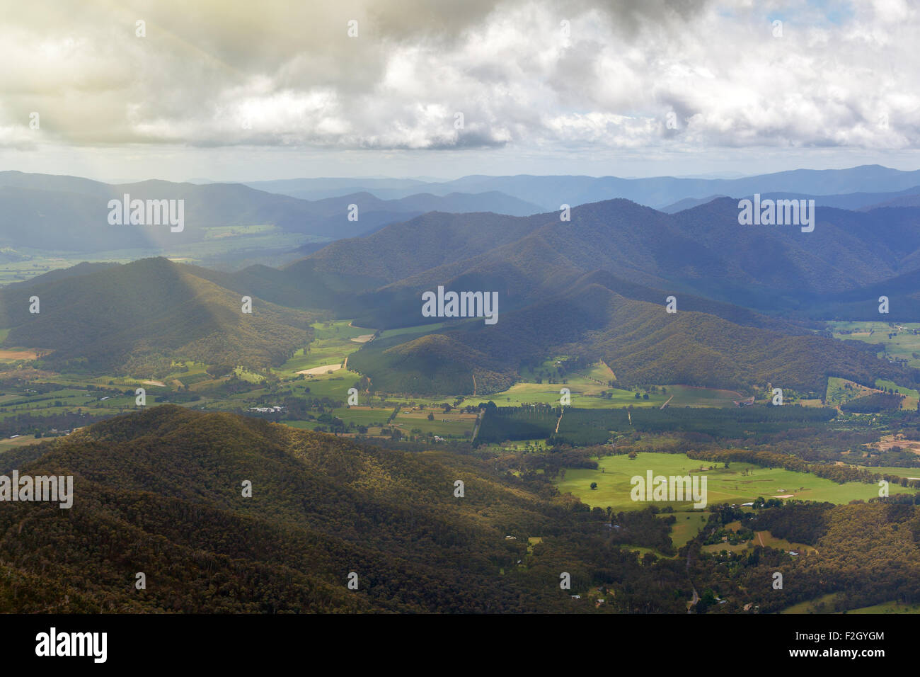 Landschaft und Alpen-Blick vom Mount Buffalo National Park - The Gorge Lookout Stockfoto