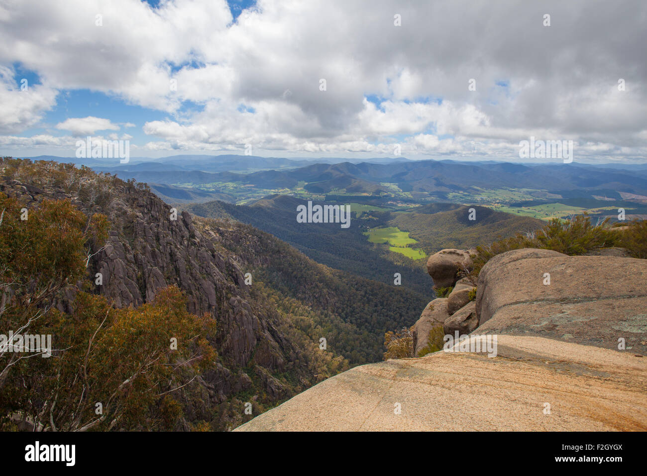 Landschaft und Alpen-Blick vom Mount Buffalo National Park - The Gorge Lookout Stockfoto