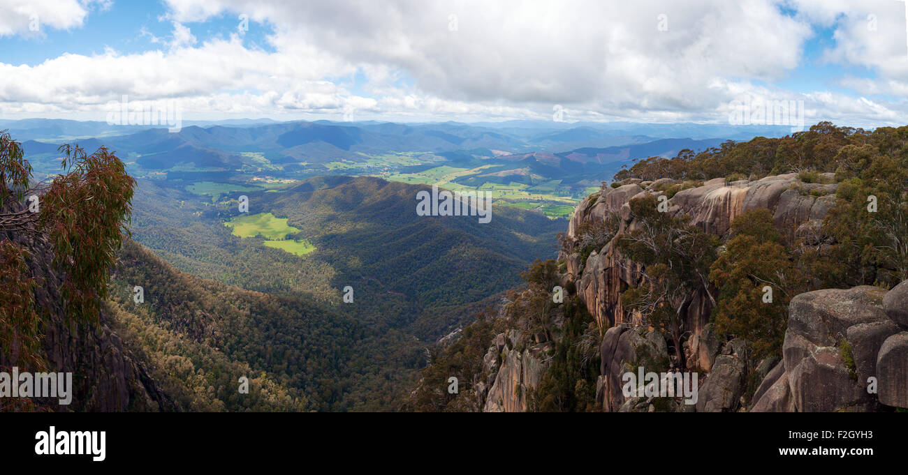 Landschaft und Alpen-Blick vom Mount Buffalo National Park - The Gorge Lookout Stockfoto