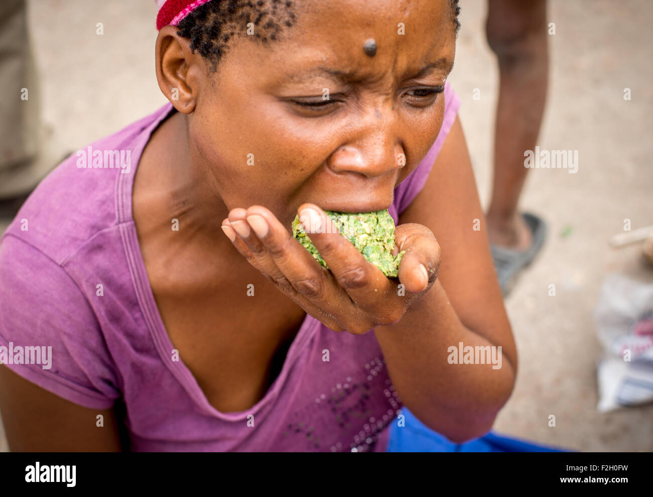 San Leute was Essen und Essen es in Botswana, Afrika Stockfoto