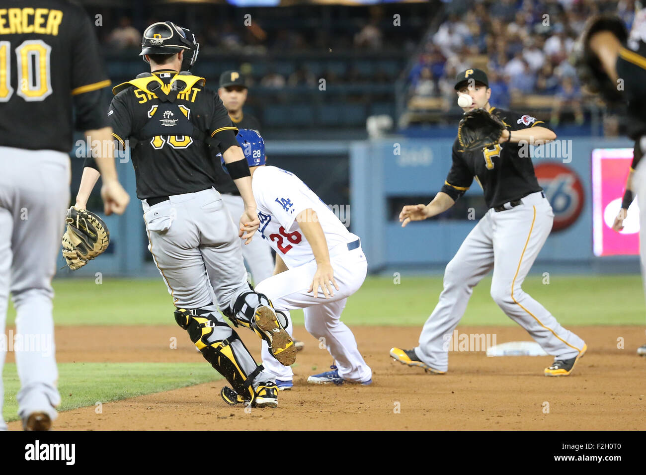 Los Angeles, CA, USA. 18. Sep, 2015. Los Angeles Dodgers linker Feldspieler Chris Heisey #28 erwischt in einem Lauf nach unten in das Spiel zwischen den Pittsburgh Pirates und die Los Angeles Dodgers, Dodger Stadium in Los Angeles, CA. Fotograf: Peter Joneleit für Cal Sport Media/Alamy Live News Stockfoto