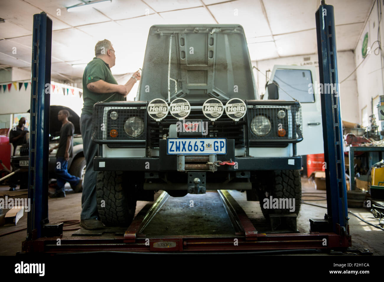 Auto-Mechaniker arbeiten in seinem Geschäft in Sambia, Afrika Stockfoto