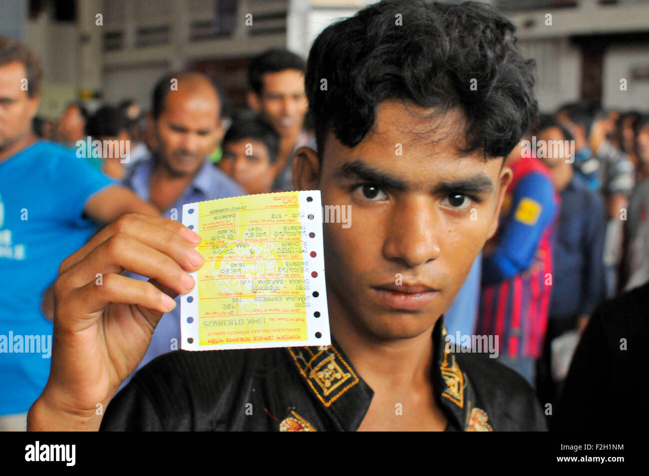 Dhaka, Bangladesch. 19. Sep, 2015. Ein Mann zeigt eine Fahrkarte am Bahnhof Kamlapur in Dhaka, Bangladesch, 19. September 2015. Wie die heiligen Eid-Ul-Azha Naht, Bangladesh Railway hat begonnen Verkauf erweiterte Bahntickets für eine problemlose Reise für Millionen von Menschen zu gewährleisten, die in zu Haus Scharen, um das religiöse fest zu feiern. © Shariful Islam/Xinhua/Alamy Live-Nachrichten Stockfoto