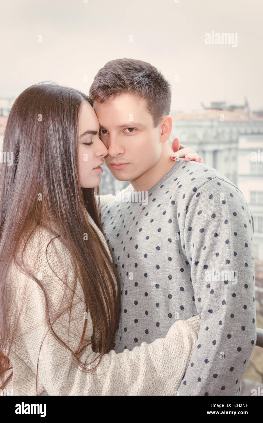 Junges Paar zärtlich umarmen berührende Stirn und Nasen, Freund und Freundin in Liebe umarmt Nase an Nase zu lieben. Stockfoto
