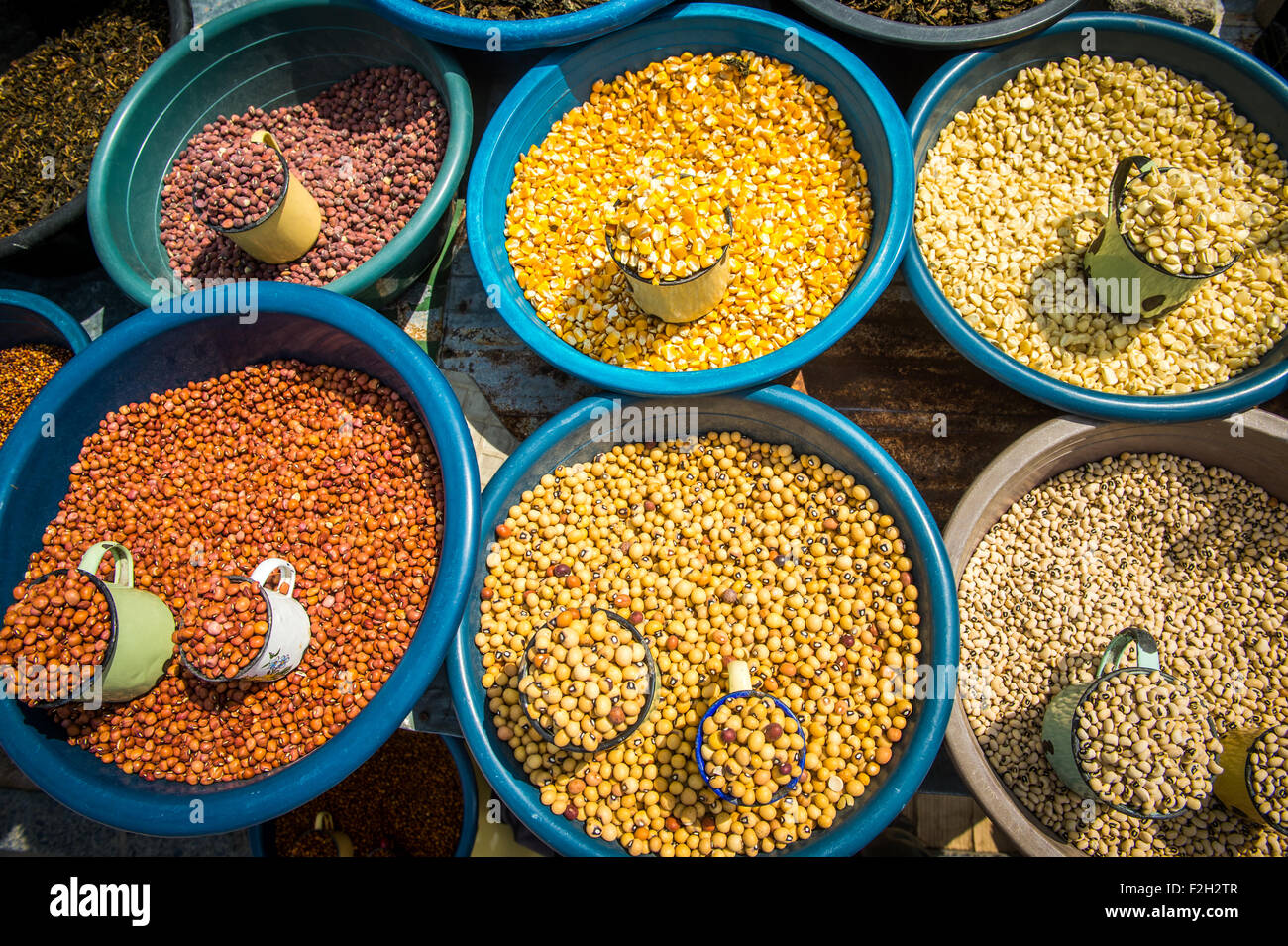 Bohnen zum Verkauf in Tassen und Schalen auf einem Markt in Botswana, Afrika Stockfoto