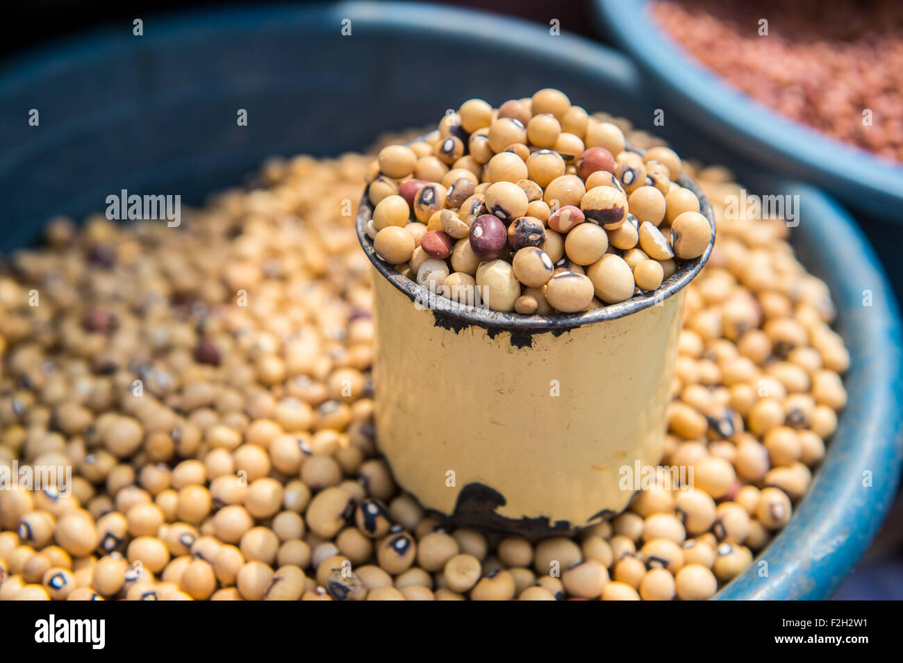 Bohnen in Tassen und Schalen am Markt in Botswana, Afrika Stockfoto
