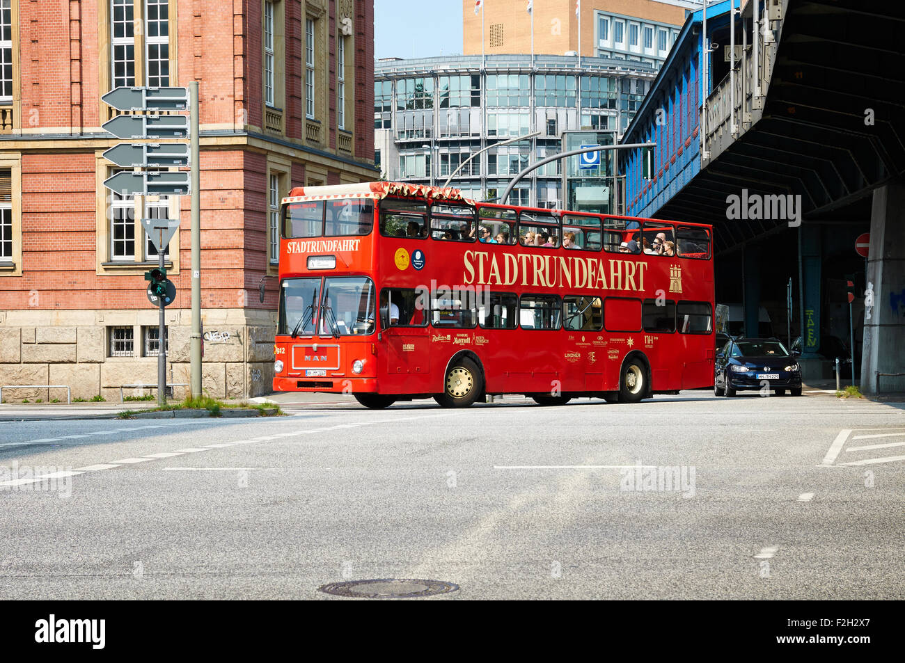 HAMBURG, Deutschland - 14. August 2015: Rote Stadt Sightseeing-Bus mit Touristen in der Stadtstraße Stockfoto