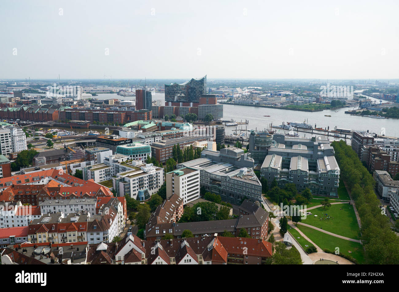 HAMBURG, Deutschland - 14. August 2015: Luftaufnahme auf Hamburg vom St.-Michaels Kirche, ist die zweitgrößte Stadt in Deutschland Stockfoto